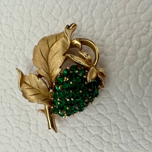 VTG CROWN TRIFARI RHINESTONE GREEN STRAWBERRY PIN BROOCH GOLD TONE - Picture 2 of 7